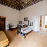 Lasciata la stanza rossa ci addentriamo ora nella parte cinquecentesca del �castello�. In realt� qui, all�interno delle stanze, � rimasto ben poco degli ornamenti originari se non i soffitti, abilmente dipinti da un pittore di scuola caravaggesca